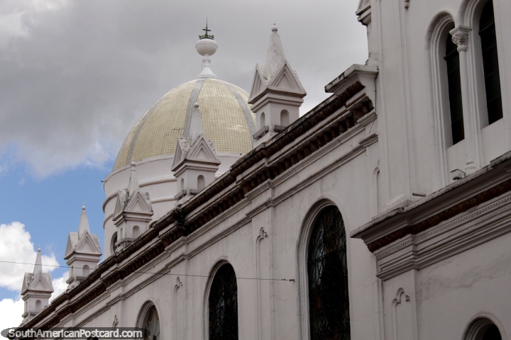 Gran cpula blanca de la Iglesia del Cenculo en Cuenca. (720x480px). Ecuador, Sudamerica.