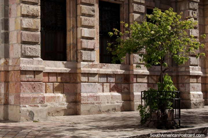 A fachada de pedra do Palcio de Justia em Cuenca. (720x480px). Equador, Amrica do Sul.