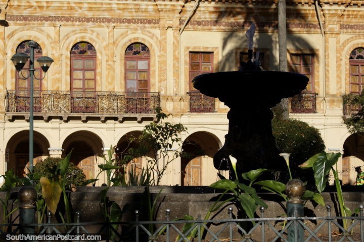Silhueta de fonte e fachada de ouro atrs, Cuenca. (720x480px). Equador, Amrica do Sul.