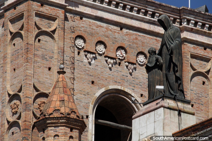 La estatua en la parte superior de la catedral de Cuenca. (720x480px). Ecuador, Sudamerica.