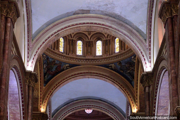 Primer plano de la cubierta interior y la cpula de la catedral de Cuenca. (720x480px). Ecuador, Sudamerica.