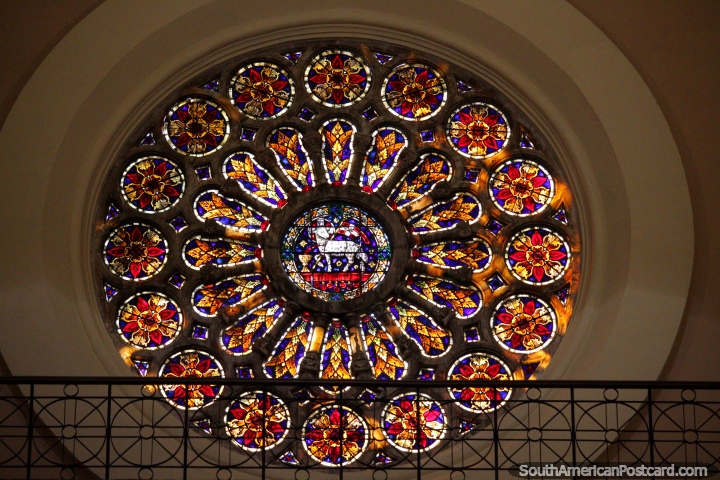 A grande janela de vidro manchada redonda como visto do interior da catedral em Cuenca. (720x480px). Equador, Amrica do Sul.