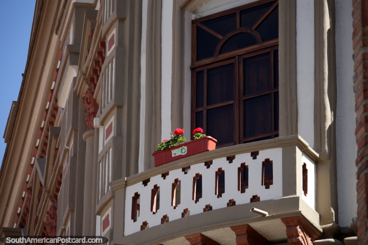 Flowers on a balcony and a nice facade in Cuenca. (720x480px). Ecuador, South America.