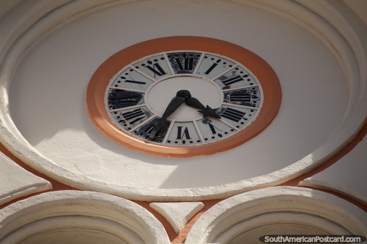 Un reloj de cermica con nmeros Romanos en Cuenca. (720x480px). Ecuador, Sudamerica.