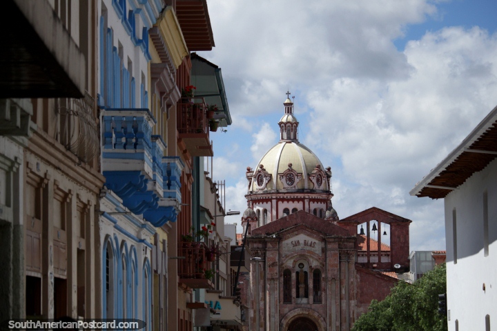 Olhar abaixo da rua a igreja de San Blas em Cuenca. (720x480px). Equador, Amrica do Sul.