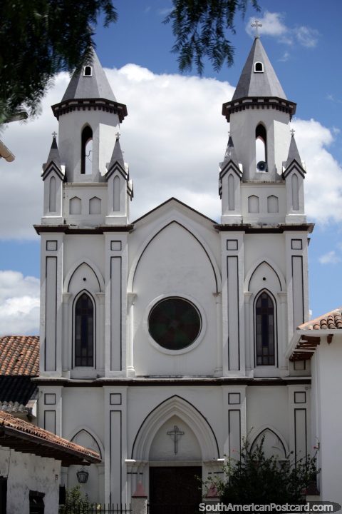 La iglesia blanca con 2 torres junto a Parque San Blas en Cuenca. (480x720px). Ecuador, Sudamerica.