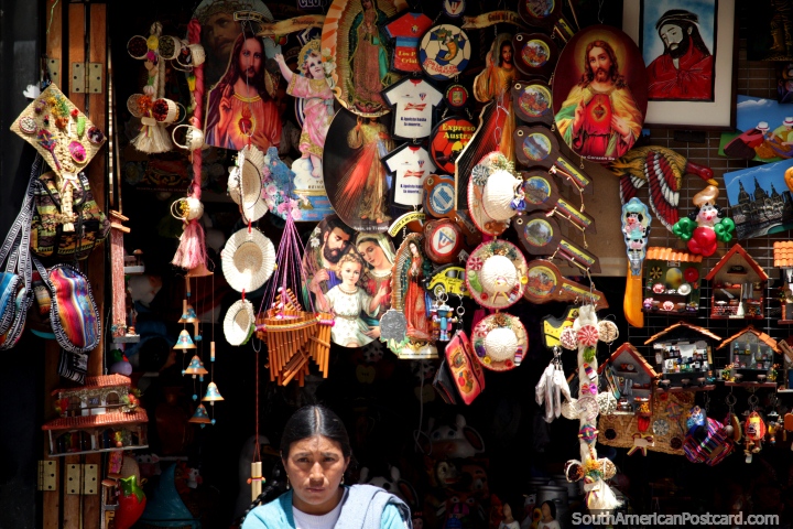 Lembranas, brinquedos e itens religiosos de venda no momento de Rotativa de Praa pblica em Cuenca. (720x480px). Equador, Amrica do Sul.