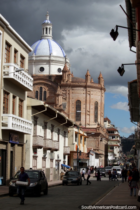 A cpula azul e branca est atrs da catedral junto da praa pblica de flor, Cuenca. (480x720px). Equador, Amrica do Sul.