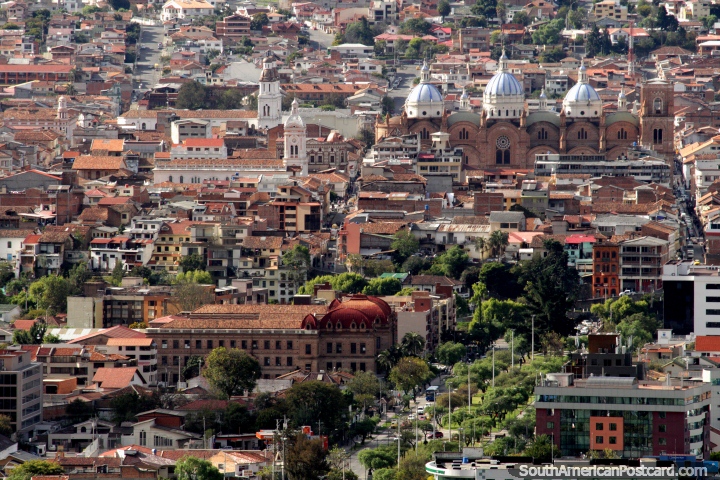 Los fantsticos edificios en el centro histrico de Cuenca, vista desde Turi. (720x480px). Ecuador, Sudamerica.