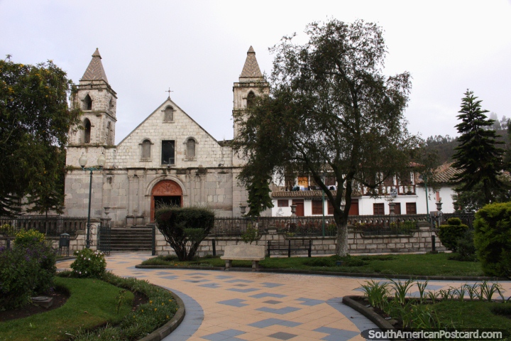 A igreja de pedra junto da praa pblica em Pujili. (720x480px). Equador, Amrica do Sul.