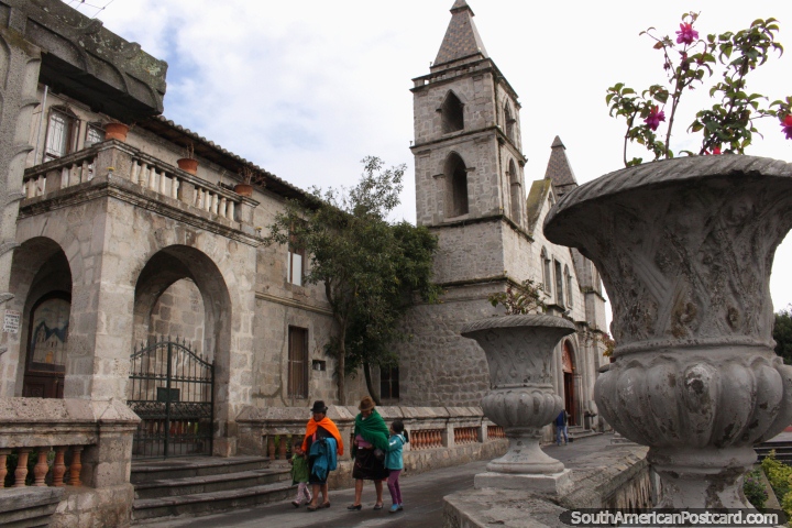 Iglesia de piedra y macetas de piedra en junto a la plaza de Pujil. (720x480px). Ecuador, Sudamerica.