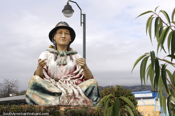 Monumento de una mujer sentada con las piernas cruzadas frente Mercado Rosalino Ruiz Arroyo en Pujil. (720x480px). Ecuador, Sudamerica.