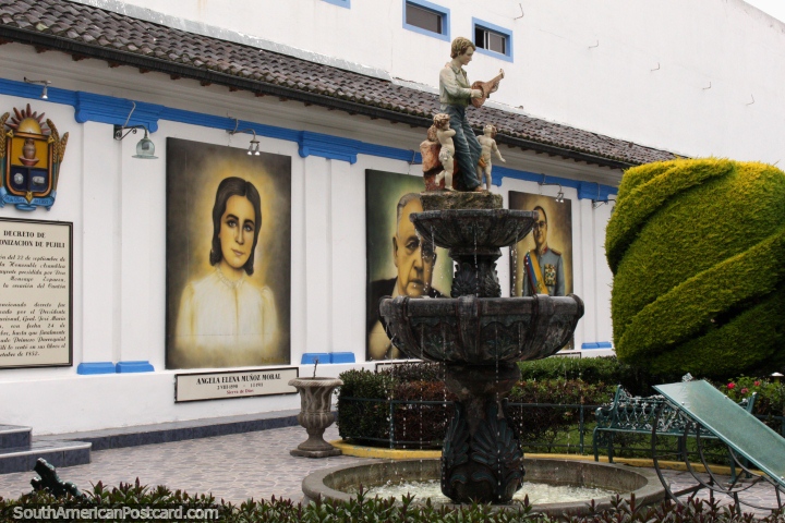 Patio con fuentes y murales de importantes personas locales en el edificio del gobierno en Pujil. (720x480px). Ecuador, Sudamerica.