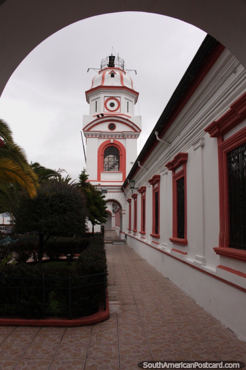 La torre del reloj de color rosa y blanco en el edificio del gobierno en Pujil. (480x720px). Ecuador, Sudamerica.