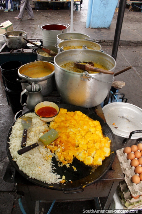 Desayuno de Pujil Mercado Central - frito pur de patatas y huevo, carne, arroz y ensalada. (480x720px). Ecuador, Sudamerica.