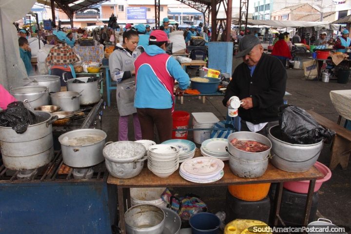 As cozinhas fazem a cozinha no mercado em Pujili, quartas-feiras e domingos. (720x480px). Equador, Amrica do Sul.