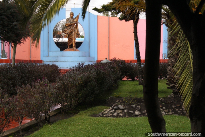 Pequeño parque en Pujilí con una estatua de oro, ajuste de rosa y azul. (720x480px). Ecuador, Sudamerica.