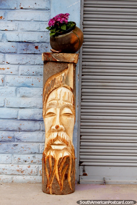 Uma cara esculpe-se em um log de madeira em Pujili. (480x720px). Equador, Amrica do Sul.