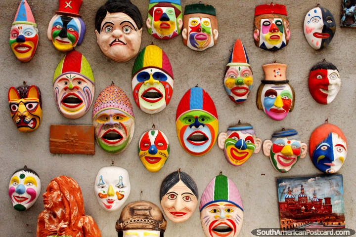 Máscaras de cerámica pintada de la cara en Pujilí, una imagen a vista de color. (720x480px). Ecuador, Sudamerica.