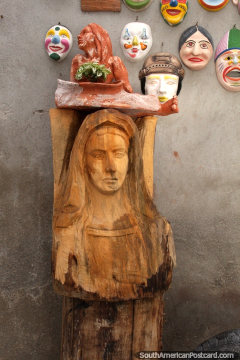 O rosto de uma mulher esculpido em um tronco de madeira em Pujili. (480x720px). Equador, Amrica do Sul.