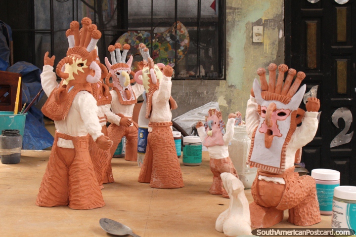 Um grupo de pequenos figuras cermicos vestiu-se para o carnaval, Pujili. (720x480px). Equador, Amrica do Sul.