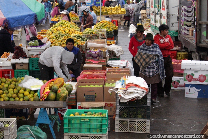 Montañas de naranjas y plátanos distantes en el mercado de Saquisilí. (720x480px). Ecuador, Sudamerica.