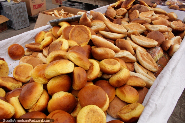 O pão fresco rola para a venda em Praça Kennedy em Saquisili. (720x480px). Equador, América do Sul.