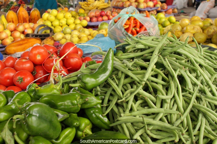 Feijões, pimentões verdes e tomates de venda em Praça Kennedy, Saquisili. (720x480px). Equador, América do Sul.