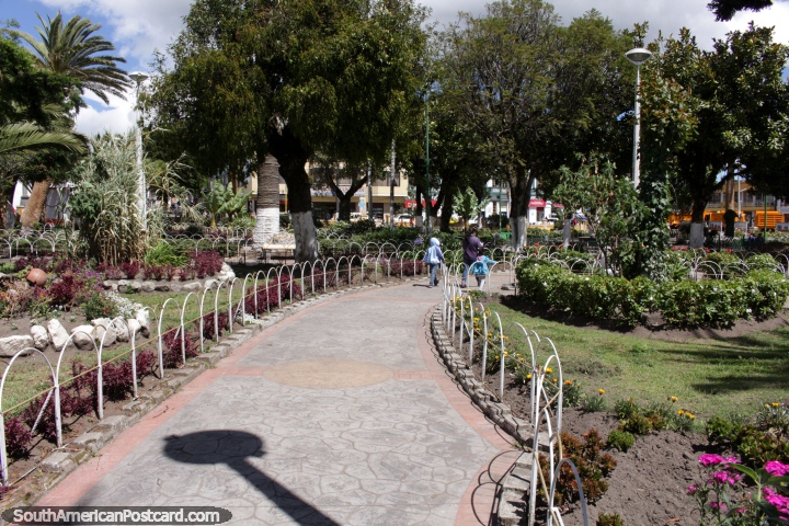 Parque central e jardins em Machachi. (720x480px). Equador, América do Sul.