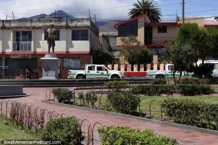 Una plaza con una estatua en Machachi. (720x480px). Ecuador, Sudamerica.