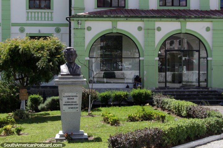 O Colégio Nacional de Machachi, edifïcio histórico e busto de Hernan Mancheno Caicedo. (720x480px). Equador, América do Sul.