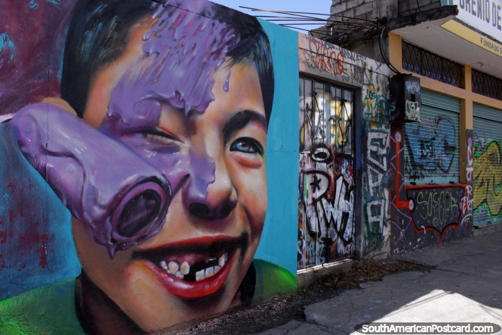 Chico sonriente con la pintura púrpura en su rostro, mural en Machachi. (720x480px). Ecuador, Sudamerica.