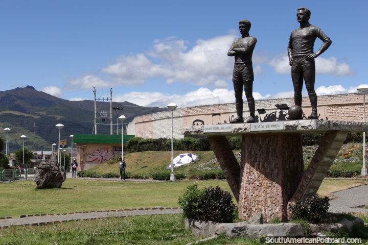 Eduardo Orquera Saragosin e Cesar Calvachi Vinueza, 2 jogadores de futebol famosos, estátuas em Machachi. (720x480px). Equador, América do Sul.