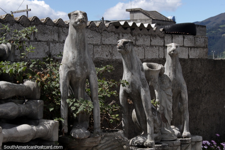 3 gatos de hormigón, obras de piedra en Machachi al lado de la carretera. (720x480px). Ecuador, Sudamerica.