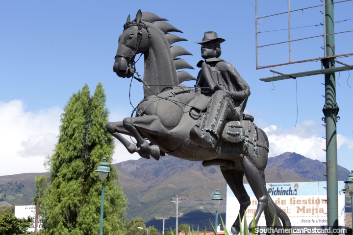 El hombre en el monumento de caballo a la entrada de Machachi, El Chagra es el festival en Julio con rodeos. (720x480px). Ecuador, Sudamerica.