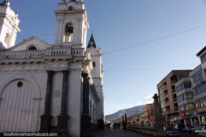 Mirando por la calle principal de la iglesia en Machachi. (720x480px). Ecuador, Sudamerica.