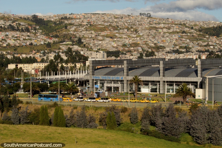 Terminal Terrestre Quitumbe, terminal de autobuses en el sur de Quito. (720x480px). Ecuador, Sudamerica.