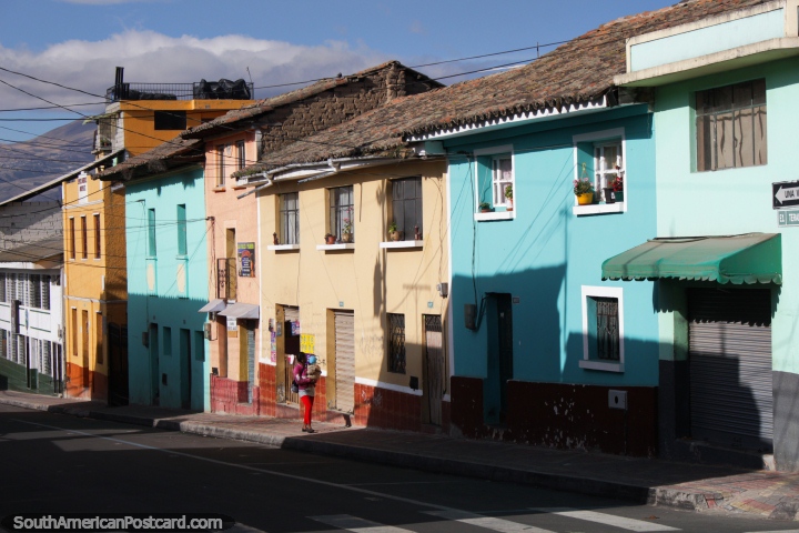 Rua em Cayambe com casas agradavelmente pintadas no sol de manhã. (720x480px). Equador, América do Sul.