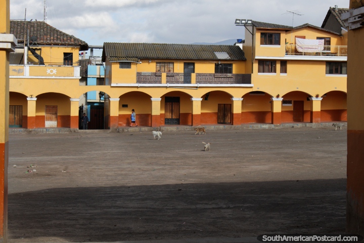 Plaza Dominical en Cayambe, donde tienen mercados y eventos como rodeos. (720x480px). Ecuador, Sudamerica.