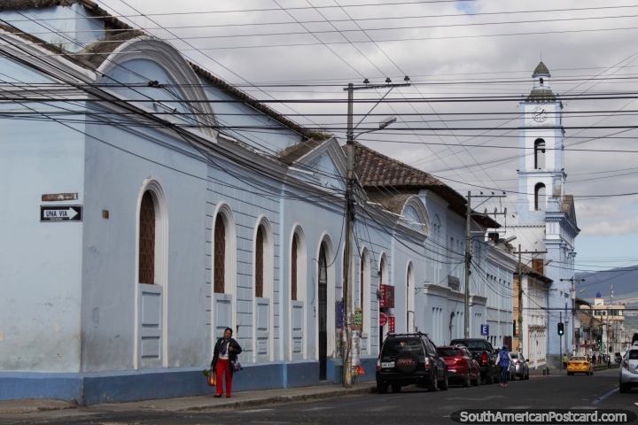 Torre de igreja na distância em Cayambe. (720x480px). Equador, América do Sul.