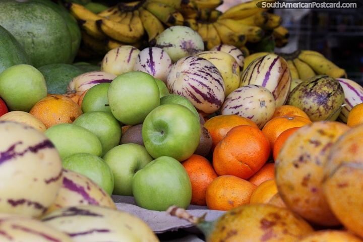 Frutos, maçãs, mandarins e exótico para venda em Cayambe. (720x480px). Equador, América do Sul.