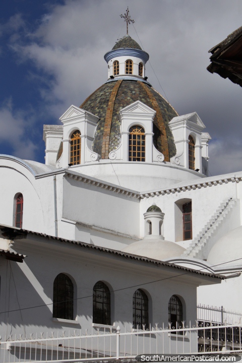 Cúpula e janelas atrás da igreja em Cayambe. (480x720px). Equador, América do Sul.