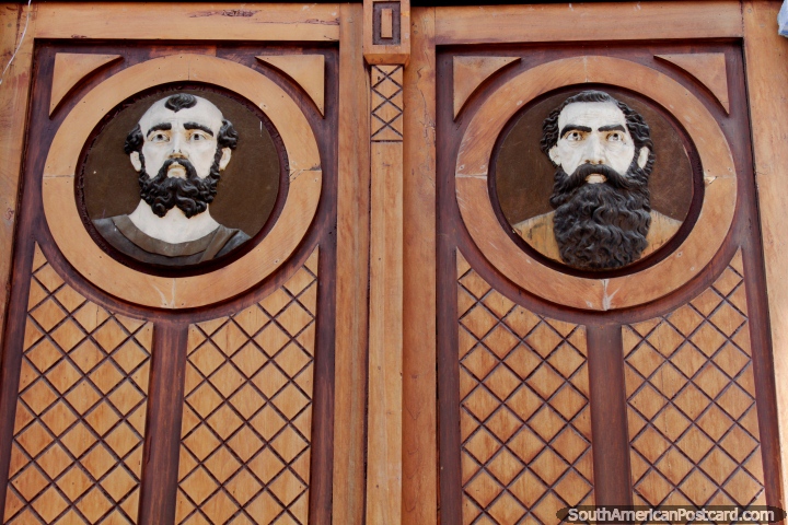 As caras de 2 homens gravam-se nas portas de madeira da igreja em Cayambe. (720x480px). Equador, Amrica do Sul.