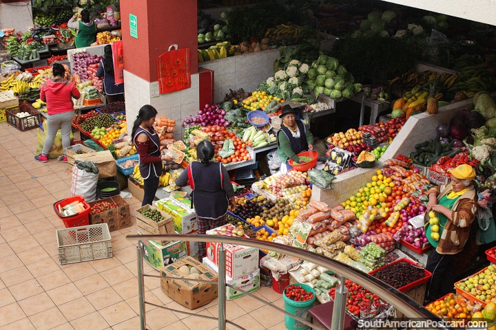 Tanta fruta fresca e verduras no mercado municipal (1992) em Cayambe. (720x480px). Equador, América do Sul.