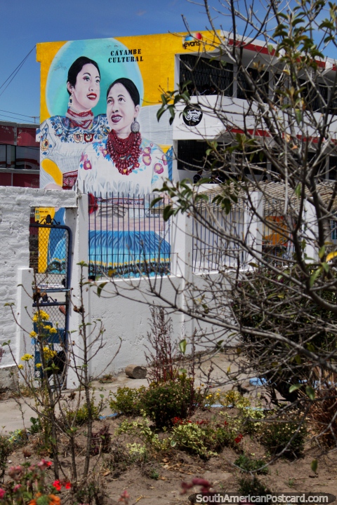 2 mulheres em roupa tradicional, mural em um lado de edifïcio em Cayambe. (480x720px). Equador, América do Sul.