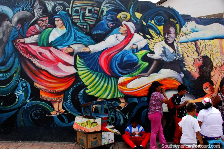 Bailarinos em vestido tradicional, arte de rua em cores em Ibarra. (720x480px). Equador, Amrica do Sul.