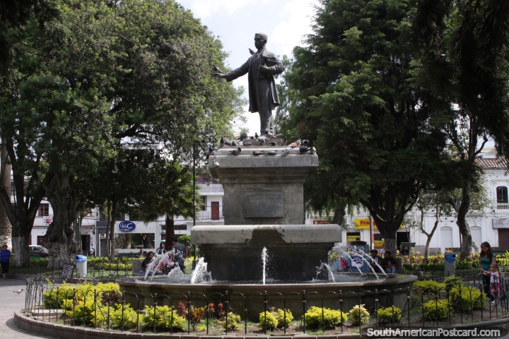 Fuente, estatua y rboles en el hermoso Parque Pedro Moncayo en Ibarra. (720x480px). Ecuador, Sudamerica.