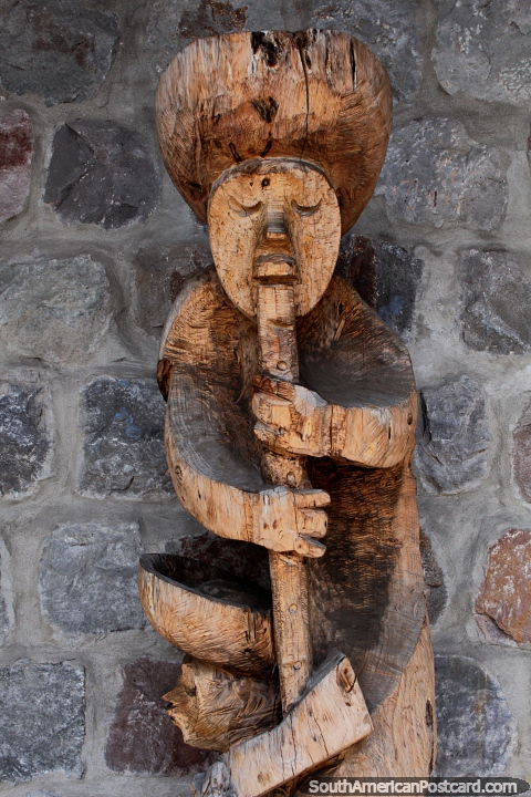 Piper variegado? O figura interessante esculpiu na madeira em San Antonio, Ibarra. (480x720px). Equador, América do Sul.