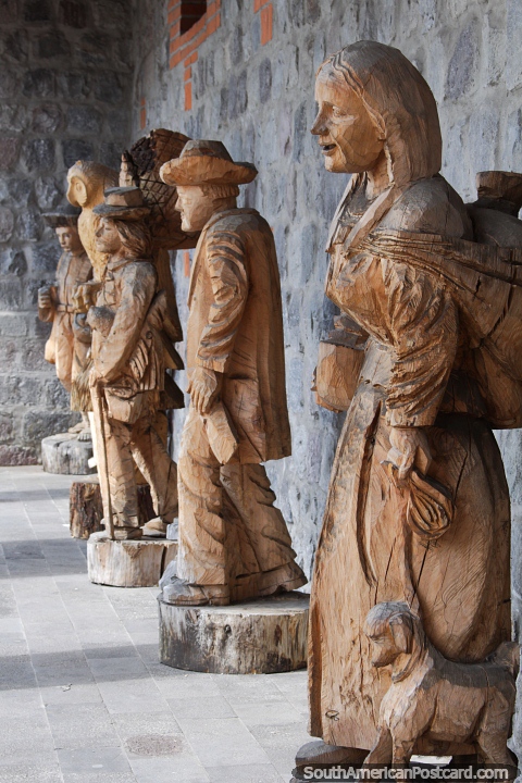 Serie de tallas de madera de tamao natural fuera del centro cultural de Ibarra. (480x720px). Ecuador, Sudamerica.