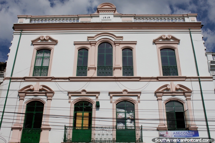 Edificio histórico de 1919 en Ibarra, ventanas arqueadas y colores pálidos. (720x480px). Ecuador, Sudamerica.